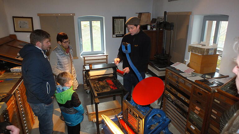 Am „Tag der Druckkunst“ waren in Homburg das Atelier von Linda Schwarz im Schloss und die Papiermühle geöffnet. Johannes Follmer (mit Mütze) zeigt hier in der Papiermühle einem interessierten Publikum verschiedene Drucktechniken. Am „Tag der Druckkunst“ waren in Homburg das Atelier von Linda Schwarz im Schloss und die Papiermühle geöffnet. Johannes Follmer (mit Mütze) zeigt hier in der Papiermühle einem interessierten Publikum verschiedene Drucktechniken.