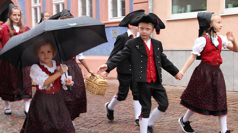 Nachdem sie schon den Festzug zur Laurenzi-Eröffnung eine Woche zuvor mitgestaltet hatten, waren die Mitglieder der Volkstanzgruppe 'Henneburg' aus Stadtprozelten auch beim Gautrachtenfestzug vertreten. Nachdem sie schon den Festzug zur Laurenzi-Eröffnung eine Woche zuvor mitgestaltet hatten, waren die Mitglieder der Volkstanzgruppe 'Henneburg' aus Stadtprozelten auch beim Gautrachtenfestzug vertreten.