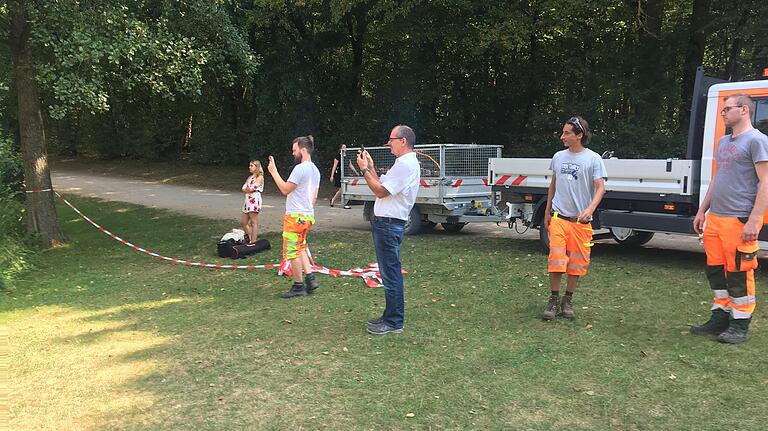 Auch für den Leiter des Servicebetriebs Bau- und Stadtgrün, Axel Meffert (Dritter von rechts), und seine Mitarbeiter ein besonderer Einsatz, der schnell mit dem Handy festgehalten wird.