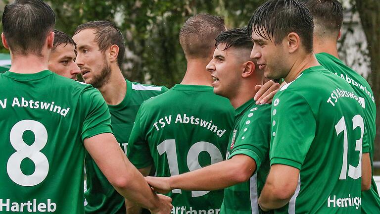 Klatschnass, aber glücklich über drei geschossene Tore und zufrieden mit dem gewonnenen Punkt: Der TSV Abtswind rang Eintracht Bamberg in der Fußball-Bayernliga Nord ein Unentschieden ab, obwohl die Gastgeber zweimal in Rückstand lagen.