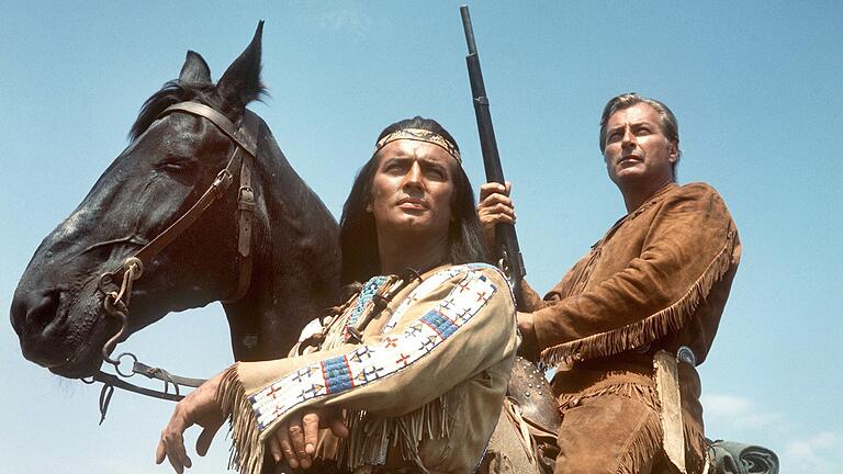 Pierre Brice (l) als Apachen-Häuptling Winnetou und Lex Barker als sein Blutsbruder Old Shatterhand in einer Szene des Karl-May-Films &quot;Im Tal des Todes&quot; (undatierte Aufnahme).