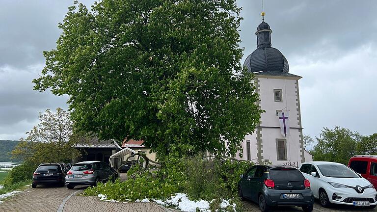 Gottesdienst und Naturgewalten: Durch Schneelast abgebrochene Äste behinderten den Weg zur Kirche