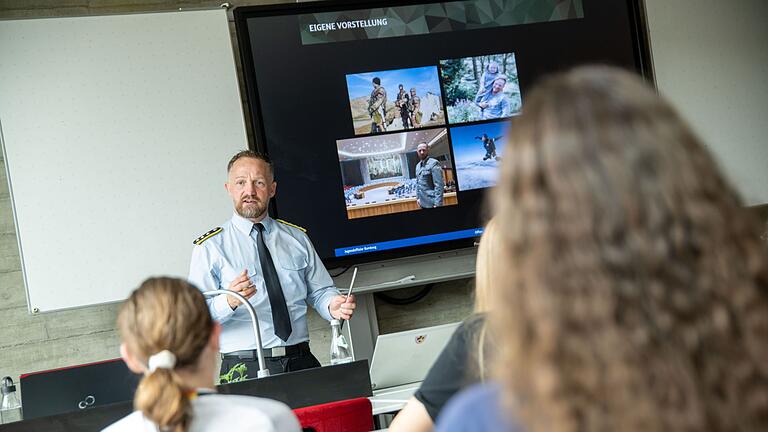 Jugendoffizier der Bundeswehr besucht Schulklasse       -  Bundeswehroffiziere an den Schulen: Ein neues bayerisches Gesetz soll den Zugang der Bundeswehr zu Hochschulen und Schulen erleichtern. (Symbolbild)