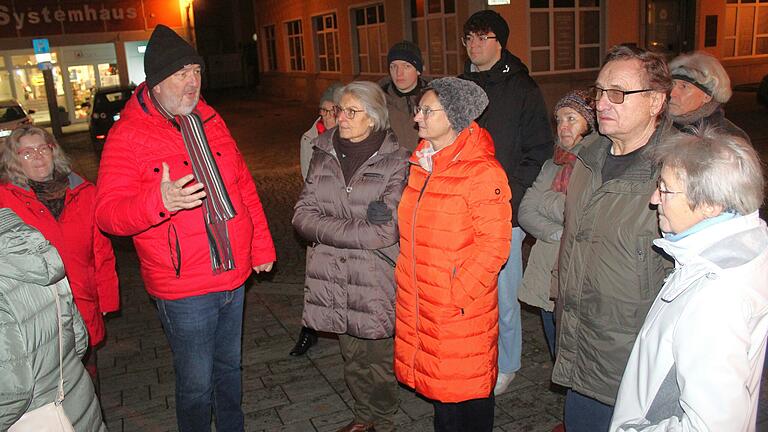 Beim Rundgang zum Krippenweg in Gerolzhofen erläuterte Klaus Vogt einiges zu den ausgestellten Krippen. Beim Rundgang zum Krippenweg in Gerolzhofen erläuterte Klaus Vogt einiges zu den ausgestellten Krippen.
