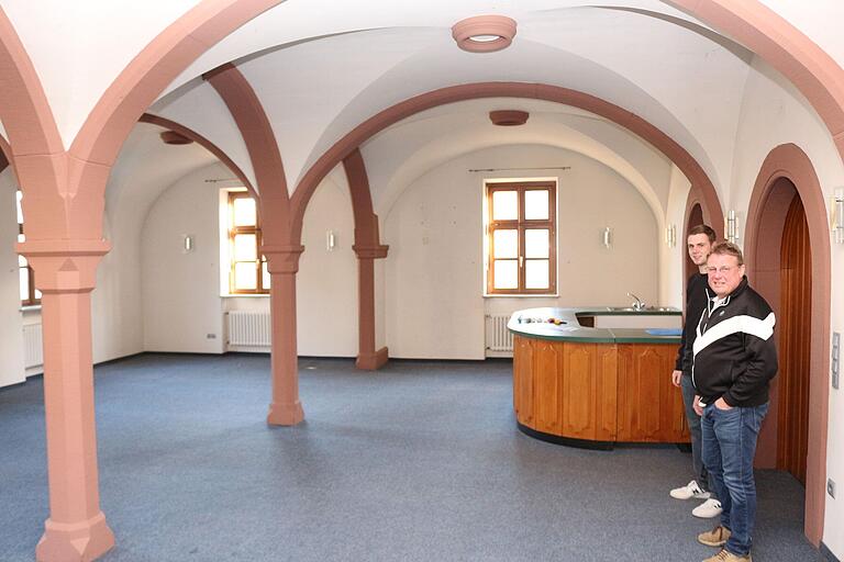 Geschäftsführer Joachim Nürnberger, hier mit seinem Sohn Amos, will für das Eröffnungsfest im Haus 2 eine Cafébar einrichten. Später könnte von hier aus einmal ein Biergarten betrieben werden.