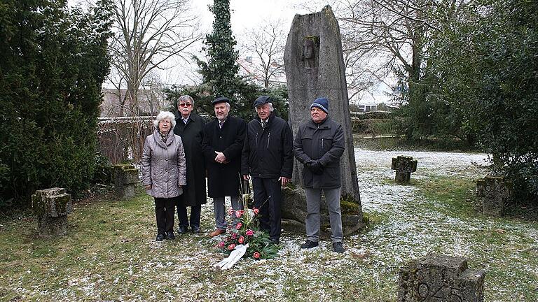 Bei der am Ehrenmal im Bergrheinfelder Friedhof anlässlich des 70.Geburtstages des VdK-Ortsverbands Bergrheinfeld erinnerte Ortsvorsitzender Horst Stebani (Zweiter von rechts) an die verstorbenen Mitglieder, die den Ortsverband mit aus der Taufe gehoben haben.