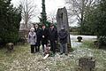 Bei der am Ehrenmal im Bergrheinfelder Friedhof anlässlich des 70.Geburtstages des VdK-Ortsverbands Bergrheinfeld erinnerte Ortsvorsitzender Horst Stebani (Zweiter von rechts) an die verstorbenen Mitglieder, die den Ortsverband mit aus der Taufe gehoben haben.