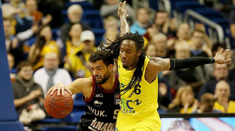 Der letzte Pokal-Erfolg für den Hauptstadt-Klub datiert aus dem Jahr 2016. Im Bild blockt Berlins Robert Lowery (rechts) im Pokal-Viertelfinale Joshiko Saibou von den – damals noch – s. Oliver Baskets. Der letzte Pokal-Erfolg für den Hauptstadt-Klub datiert aus dem Jahr 2016. Im Bild blockt Berlins Robert Lowery (rechts) im Pokal-Viertelfinale Joshiko Saibou von den – damals noch – s. Oliver Baskets.