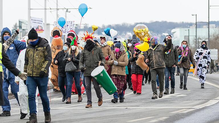 Keine Motivwägen, aber bunt: Demonstration der Gruppe 'Eltern stehen auf' am Rosenmontag in Würzburg.