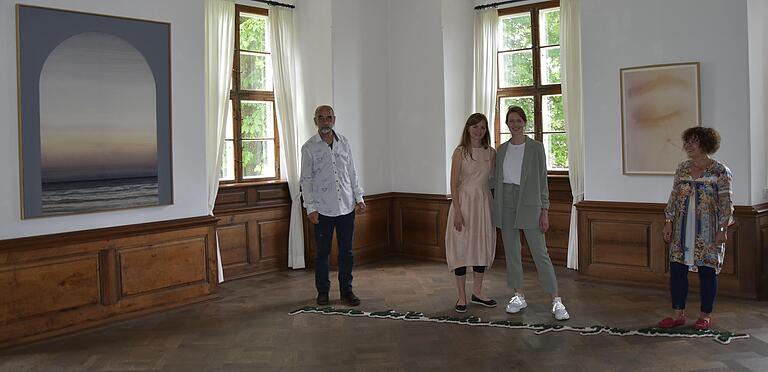 Die beiden jungen Künstlerinnen Linda (Zweite von links) und Meike Männel zeigen auf Einladung der Galeristen Egon Stumpf (links) und Eleonore Schmidts-Stumpf (rechts) ihre Kunstwerke im Schloss Oberschwappach. Die beiden jungen Künstlerinnen Linda (Zweite von links) und Meike Männel zeigen auf Einladung der Galeristen Egon Stumpf (links) und Eleonore Schmidts-Stumpf (rechts) ihre Kunstwerke im Schloss Oberschwappach.