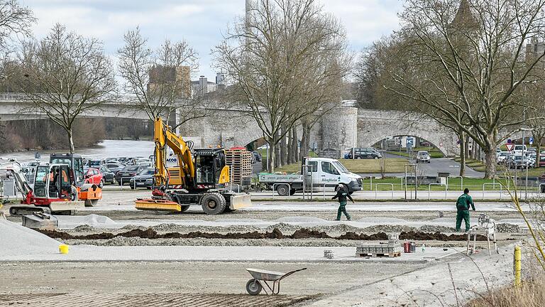 Derzeit werden die Parkplätze zwischen Mainufer und Flockenwerk angelegt.