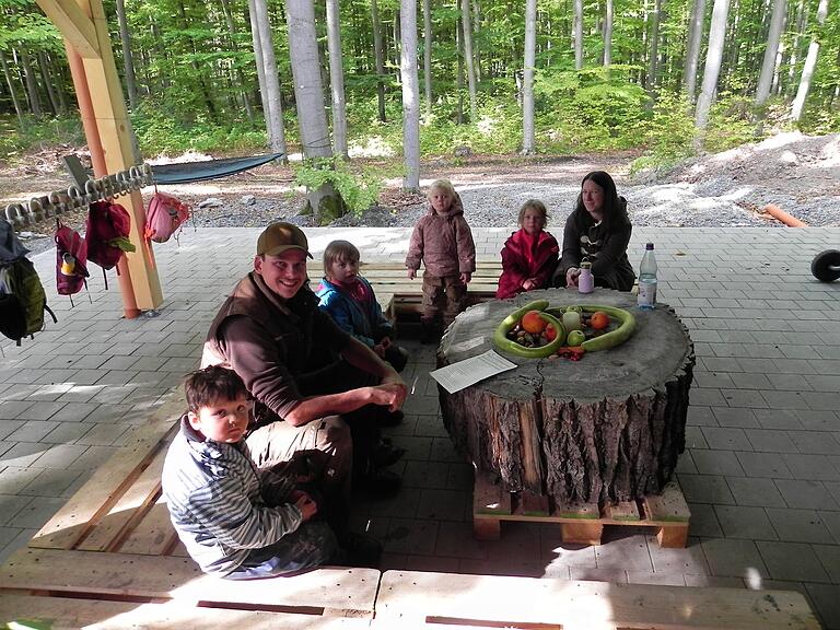 Die Außenterrasse an der Schutzhütte wird gerne von Lukas Seuffert und den Kindern zum Essen und Unterhalten genutzt.