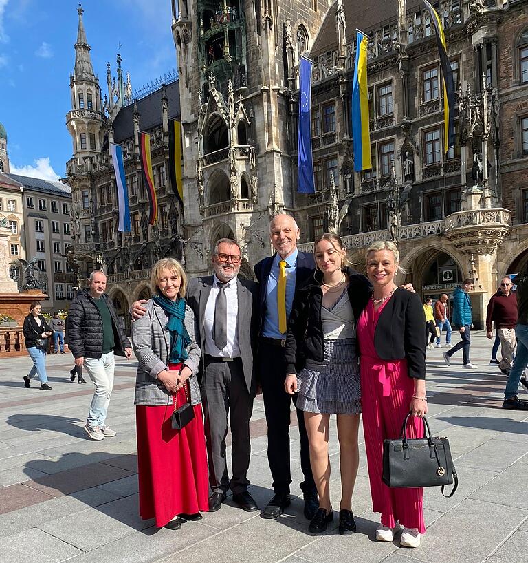 Auch fünf Vertreterinnen und Vertreter des Gerolzhöfer Helferkreises waren zum Empfang für Ehrenamtliche der Ukraine-Hilfe in München eingeladen. Das Bild zeigt Natascha Göb (von links), Herbert Kimmel, Erich Servatius, Antonia Oberst und Katharina Schmidt.