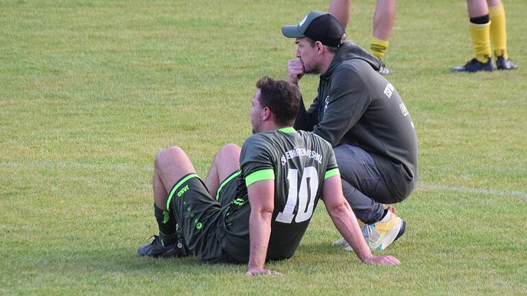 TSV-Spielmacher Felix Schanbacher (links) und sein Trainer Sebastian Aulenbach müssen den Abstieg aus der Bezirksliga verdauen.