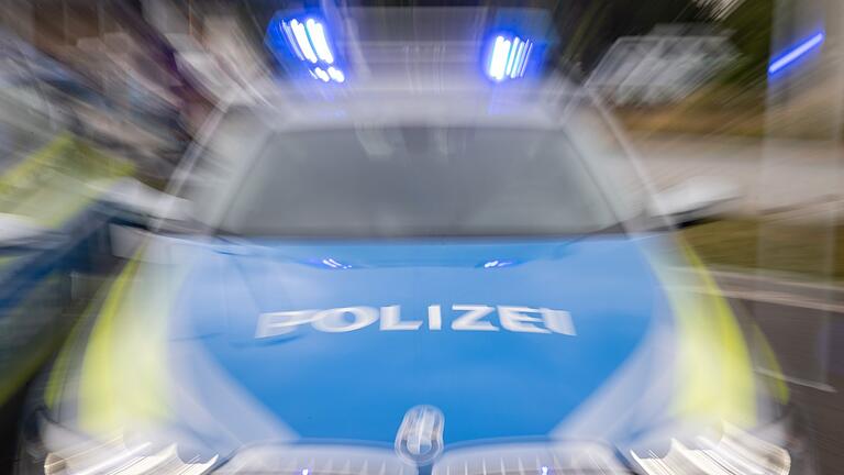 Polizei       -  Ein Streifenwagen der Polizei mit eingeschaltetem Blaulicht.