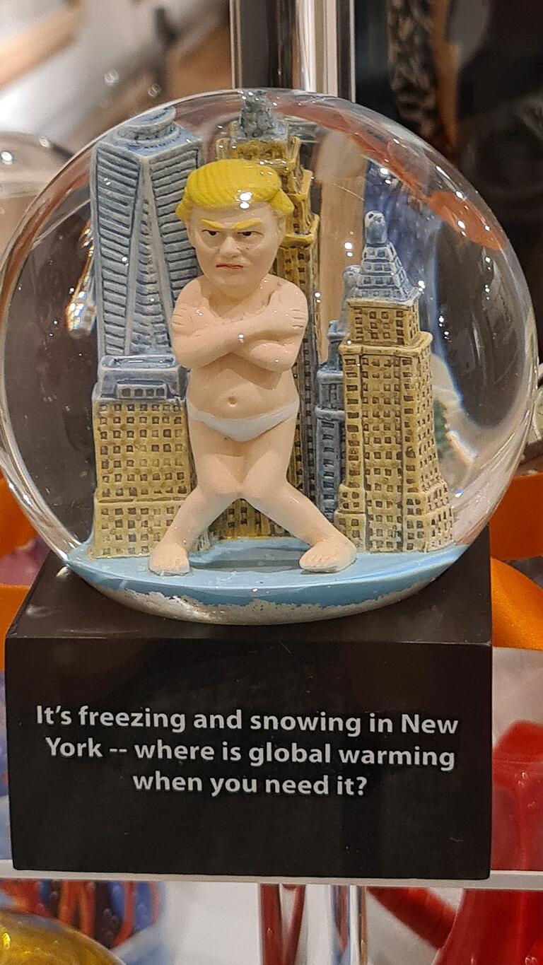 Auch skurrile Objekte, wie den angesichts des Klimawandels frierenden künftigen US-Präsidenten Donald Trump, finden sich in der Schneekugel-Ausstellung. Auch skurrile Objekte, wie den angesichts des Klimawandels frierenden künftigen US-Präsidenten Donald Trump, finden sich in der Schneekugel-Ausstellung.