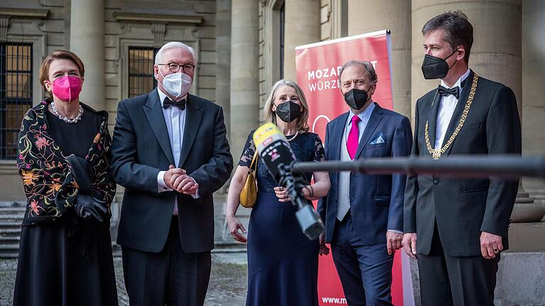 Roter Teppich am Eröffnungsabend: Bundespräsident Frank-Walter Steinmeier und seine Frau Elke Büdenbender, Intendantin Evelyn Meining und Ehemann Stephan Mösch sowie Christian Schuchardt, Oberbürgermeister von Würzburg.