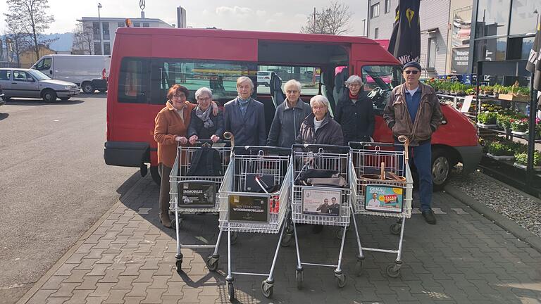 Seniorinnen der Keesburg mit Fahrer Wolfgang Geis.