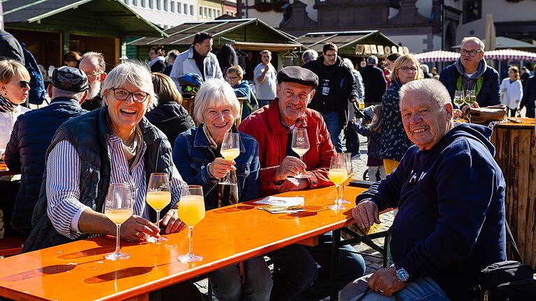 Aus Augsburg waren diese Federweißer-Freunde angereist, um sich beim Erntedankmarkt nicht nur vom schönen Wetter verwöhnen zu lassen. Aus Augsburg waren diese Federweißer-Freunde angereist, um sich beim Erntedankmarkt nicht nur vom schönen Wetter verwöhnen zu lassen.