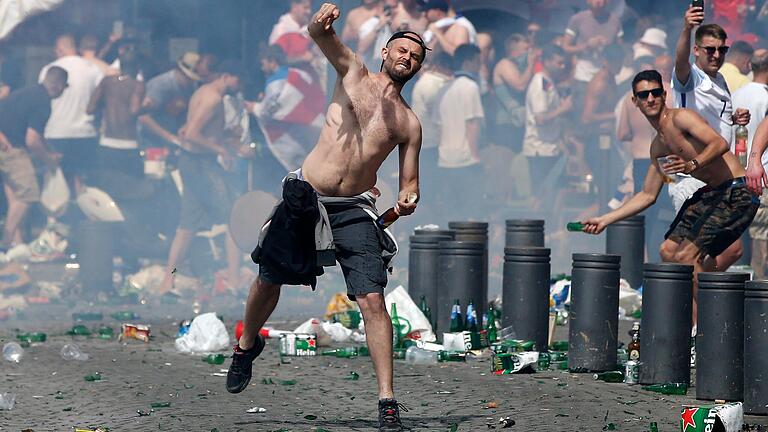 Die hässliche Seite des Fußballs: Straßenschlachten zwischen rivalisierenden Fan-Gruppierungen wie hier in Marseille zwischen Engländern und Russen bei der Fußball-Europameisterschaft 2016.