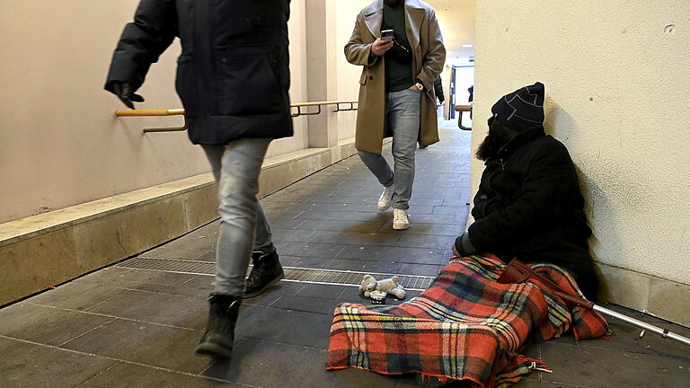 Bettler in der Innenstadt       -  Offizielle Zahlen zu Bettlern in Augsburg gibt es nicht, Betroffene sprechen aber von einer Zunahme zuletzt. Grund dafür sollen auch Personen aus Osteuropa sein.