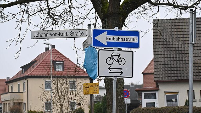 Die probeweise eingerichteten Einbahnstraßen in der Korbstraße (Richtung Bodelschwingstraße) und der Zahnstraße (Richtung Bahnhof) in der Karlstadter Siedlung stoßen auf Gegenwind bei den Anwohnerinnen und Anwohnern.