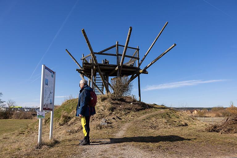 Unterwegs auf dem Uehlfelder Storchen-Lehrpfad: An dieser Infotafel in Demantsfürth steht eine hölzerne Aussichtsplattform, einem Storchennest nachempfunden.
