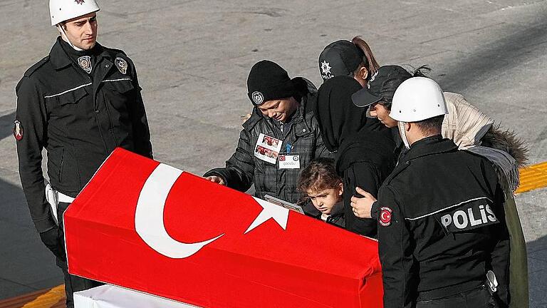 Aftermath of twin explosions in Istanbul       -  Die Familie eines getöteten Polizisten nimmt am Sarg Abschied.