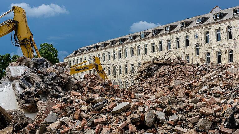 Abriss in der Kaserne für den Neubau der Fakultät Wirtschaftsingenieurwesen an der Hochschule für angewandte Wissenschaften Würzburg-Schweinfurt.