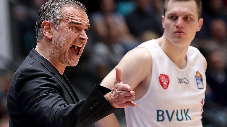 Basketball - easyCredit BBL - FRAPORT SKYLINERS - s.Oliver Wuerzburg       -  War in Frankfurt mal wieder mächtig sauer über die Leistung der Schiedsrichter: Würzburgs Headcoach Dirk Bauermann, im Hintergrund der Basketsspieler Vytenis Lipkevicius.