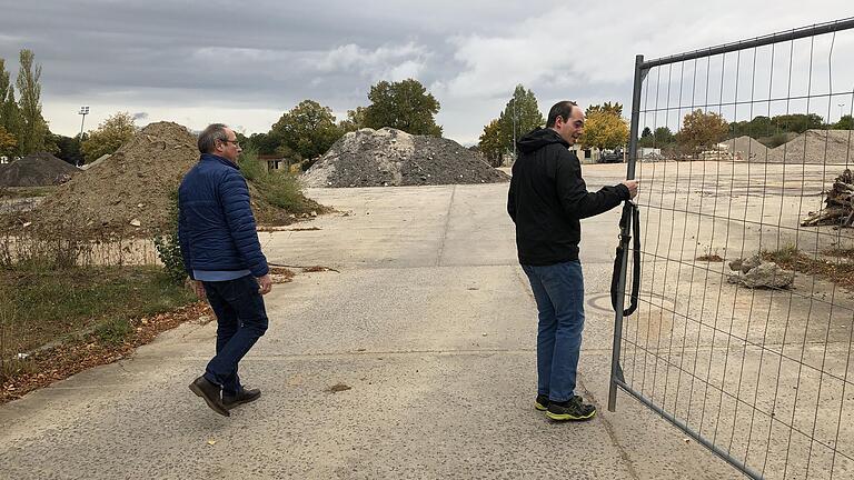 Der Freundeskreis Landesgartenschau lud zu einer Führung über das ehemalige Ledward-Gelände ein. Auf Teilen soll die Landesgartenschau stattfinden. Im Bild (links) Baureferent Ralf Brettin und Mathias Graupner, der neue Leiter&nbsp;Servicebetrieb Bau und Stadtgrün.