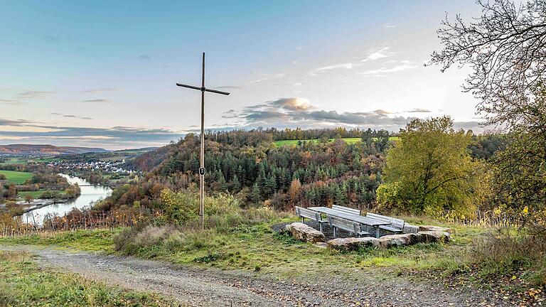 Ein Weg mit Panorama: Auf der Wandertour K2 in Karlstadt (Lkr. Main-Spessart) gibt's einen tollen Ausblick auf den Main und auf Laudenbach.