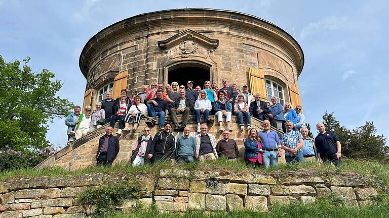 Die Karlstadter Besucher beim Gruppenfoto vor dem Pavillon auf dem Vitzenburger Schlossberg.