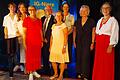 Im Bild von links: Die Künstler Gregor Aumüller und Katelyn Nuttall, Sabine Dittmar, Schirmfrau der IG Niere und Staatssekretärin im Gesundheitsministerium, der Moderator Udo Albrecht, Hannelore Seitz, Vorsitzende der Interessengemeinschaft, Isabelle Jordans, die Vorsitzende des Bundesverbandes Niere, die zweite Vorsitzende der IG Niere, Ingrid Nijsten sowie unser künstlerischer Störenfried Karin Laug.