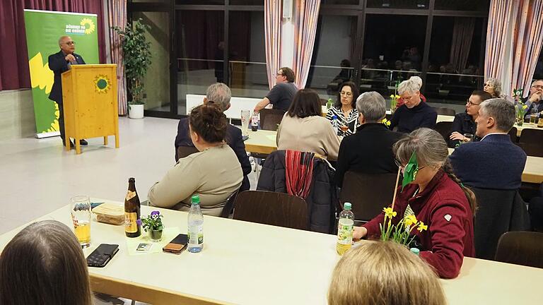 Was tun, wenn der Nachbar oder Bekannte plötzlich rechts steht? Im katholischen Pfarrheim von Sennfeld wurde lebhaft diskutiert.