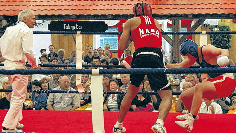 Der Augenblick, den Boxer fürchten: Würzburgs Max Hoppert (rechts) wird von D'angelo Marshall auf die Bretter geschickt.