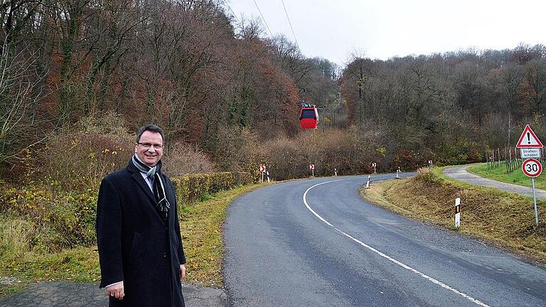 Einen eher überraschenden Vorschlag hat im Dezember Rödelsees Bürgermeister Burkhard Klein präsentiert: Er kann sich eine Seilbahn auf den Schwanberg vorstellen. Einen eher überraschenden Vorschlag hat im Dezember Rödelsees Bürgermeister Burkhard Klein präsentiert: Er kann sich eine Seilbahn auf den Schwanberg vorstellen.
