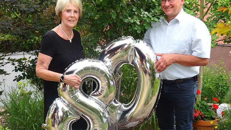 Jubilarin Helga Plömpel und Bürgermeister Horst Reuther.