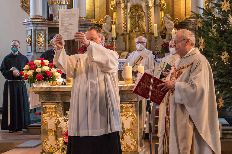 Domkapitular Albin Krämer (rechts) verlas im Einführungsgottesdienst in der Langenprozeltener Kirche das Errichtungsdekret des Würzburger Bischofs Franz Jung für den pastoralen Raum Gemünden. Pastoralassistent Thorsten Kapperer präsentierte das Dokument den anwesenden Gläubigen.