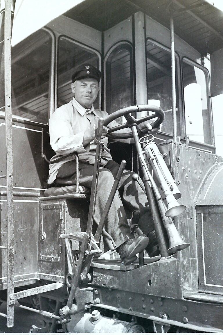 1912 setzte die Regierung in München einen Bus von Bamberg durch den Steigerwald nach Untersteinbach ein. Im Juli 1951 nahm dieser – der älteste Postbus Bayerns – an einem Autokorso in Bamberg teil. 1912 setzte die Regierung in München einen Bus von Bamberg durch den Steigerwald nach Untersteinbach ein. Im Juli 1951 nahm dieser – der älteste Postbus Bayerns – an einem Autokorso in Bamberg teil.