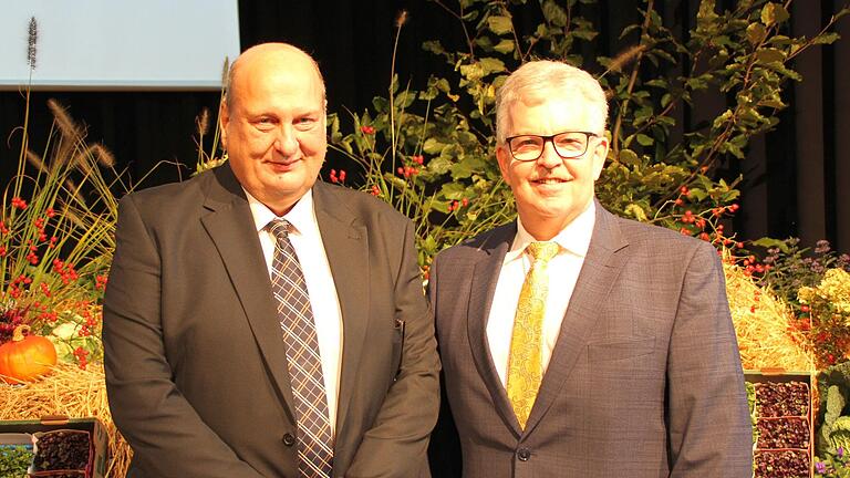 Gerd Düll (links) ist der neue Leiter des Amtes für Ernährung, Landwirtschaft und Forsten Kitzingen-Würzburg, feierlich eingesetzt von Ministerialdirektor Hubert Bittlmayer. Gerd Düll (links) ist der neue Leiter des Amtes für Ernährung, Landwirtschaft und Forsten Kitzingen-Würzburg, feierlich eingesetzt von Ministerialdirektor Hubert Bittlmayer.