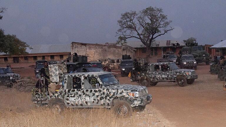 Armeefahrzeuge.jpeg       -  Fahrzeuge der nigerianischen Armee in einem Gebiet, in dem bewaffnete Männer Medienberichten zufolge Dutzende Schulkinder entführt haben.