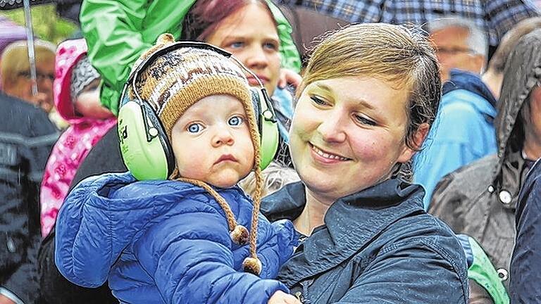 Vorgesorgt: Für diesen jungen Besucher hatte die Mama mitgedacht und ihm einen Gehörschutz aufgesetzt, falls es mal laut wird.