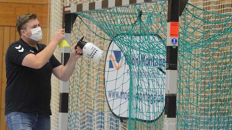 Hygieneregeln: Abteilungsleiter Jochen Herrmann desinfiziert beim Heimspiel seines TSV Partenstein gegen Marktsteft am 26. September ein Tor. Die Bezirksoberliga-Partie war das erste Punktspiel mit Zuschauern im Handball-Bezirk nach der Coronapause. Hygieneregeln: Abteilungsleiter Jochen Herrmann desinfiziert beim Heimspiel seines TSV Partenstein gegen Marktsteft am 26. September ein Tor. Die Bezirksoberliga-Partie war das erste Punktspiel mit Zuschauern im Handball-Bezirk nach der Coronapause.