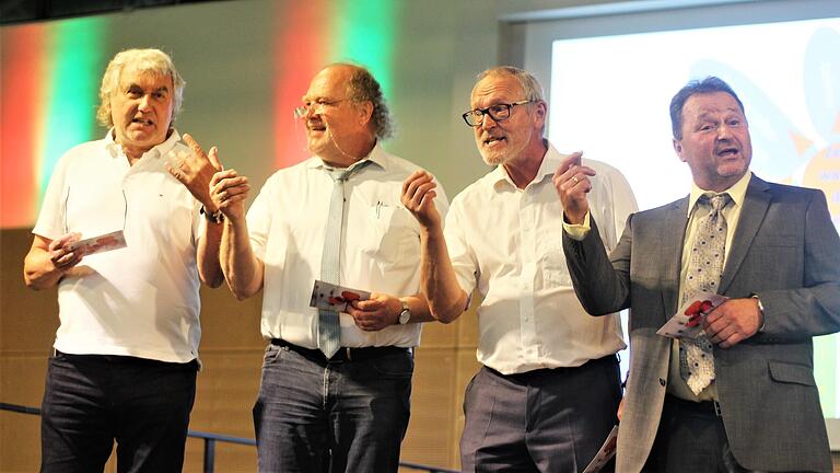 Einen Liedbeitrag in Barbershop-Manier lieferten zum Schul-Jubiläum in Wiesentheid (von links) Heinrich Karl, Andreas Liebald, Heinz Dürner und Wolfgang Lurati.