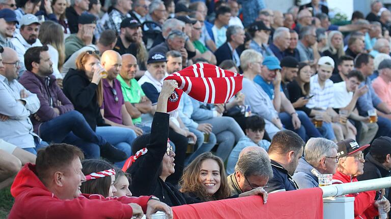 1240 Zuschauende haben auf der schmucken Sportanlage in Röllbach das Hinspiel in der zweiten Runde der Bayernliga-Relegation gesehen.