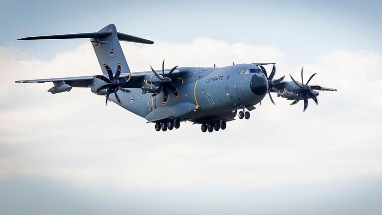 Ein Flugzeug vom Typ Airbus A400M hat am Donnerstagmittag am Himmel über Schweinfurt für Aufsehen gesorgt (Symbolbild). Ein Flugzeug vom Typ Airbus A400M hat am Donnerstagmittag am Himmel über Schweinfurt für Aufsehen gesorgt (Symbolbild).