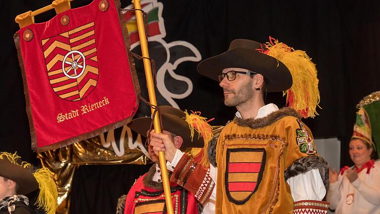 Der 'Herold des Grafen von Rieneck' weist seit längerem bei jeder Fasenachtsveranstaltung auf die im nächsten Jahr anstehende Jubiläumsfeier '500 Jahre Fasenacht Rieneck' hin. Der 'Herold des Grafen von Rieneck' weist seit längerem bei jeder Fasenachtsveranstaltung auf die im nächsten Jahr anstehende Jubiläumsfeier '500 Jahre Fasenacht Rieneck' hin.