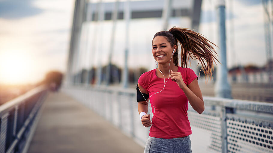Female running in the city - Work-Life-Balance: Sport hilft beim Abschalten. Female running in the city - Work-Life-Balance: Sport hilft beim Abschalten.