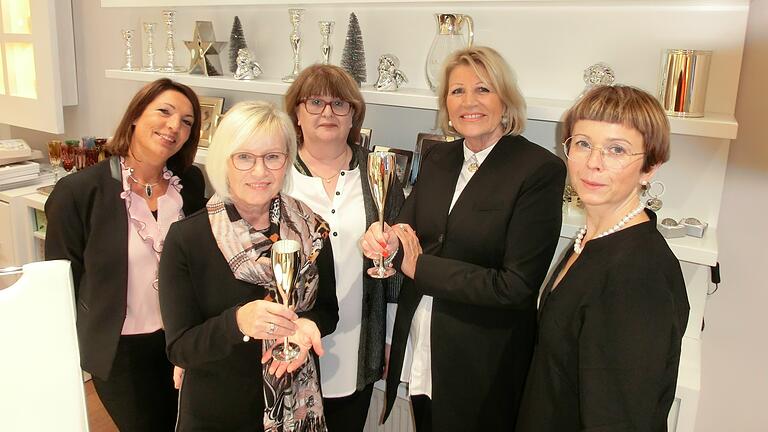 Inhaberin Ingeborg Breitenberger (Zweite von rechts) mit ihren Mitarbeiterinnen (von links) Corinna Henneberger, Jutta Schuster, Petra Kießling und Tanja Gerlinger. Inhaberin Ingeborg Breitenberger (Zweite von rechts) mit ihren Mitarbeiterinnen (von links) Corinna Henneberger, Jutta Schuster, Petra Kießling und Tanja Gerlinger.